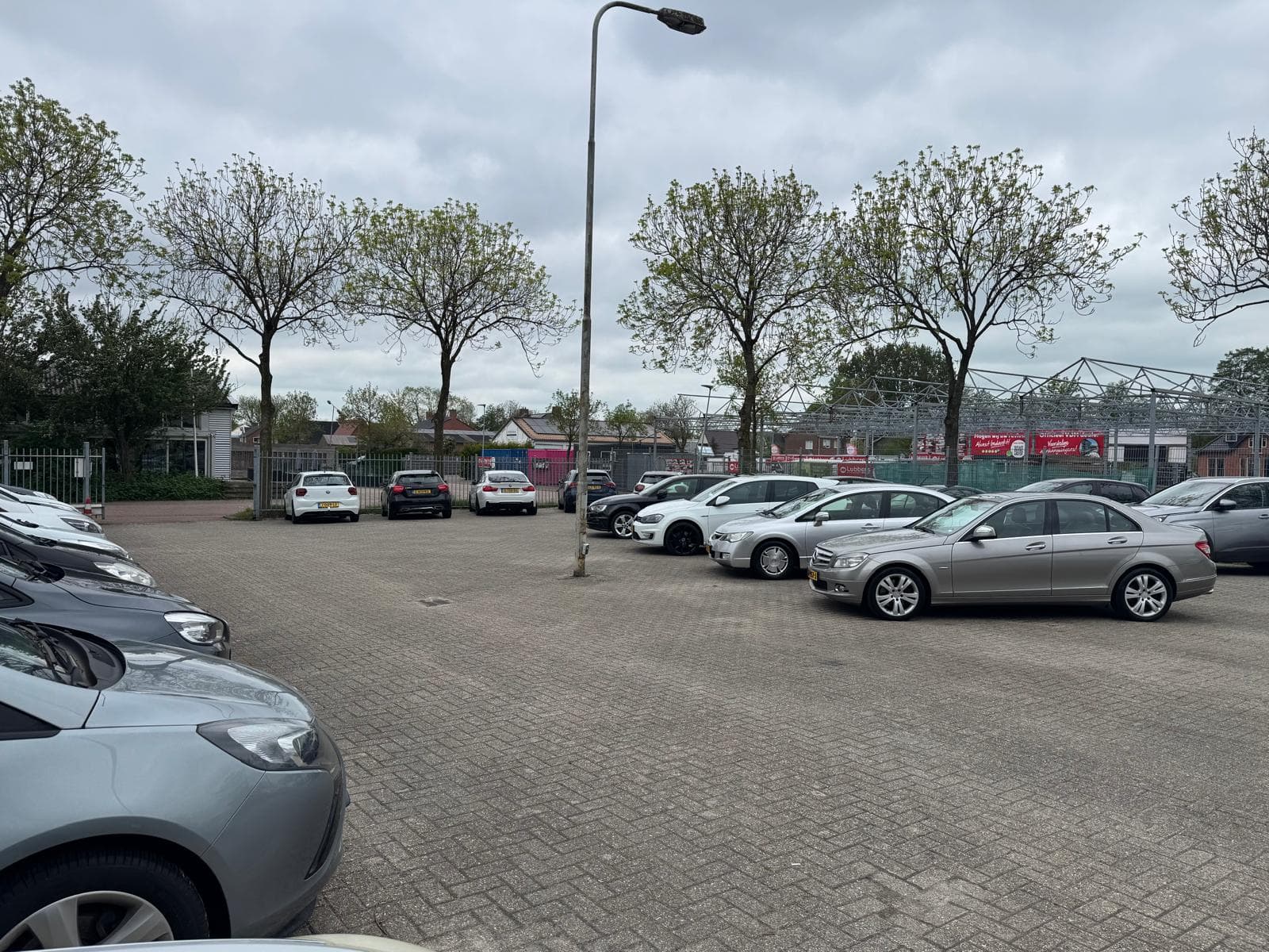 Impressie van het terrein van Yeussef Auto's 1