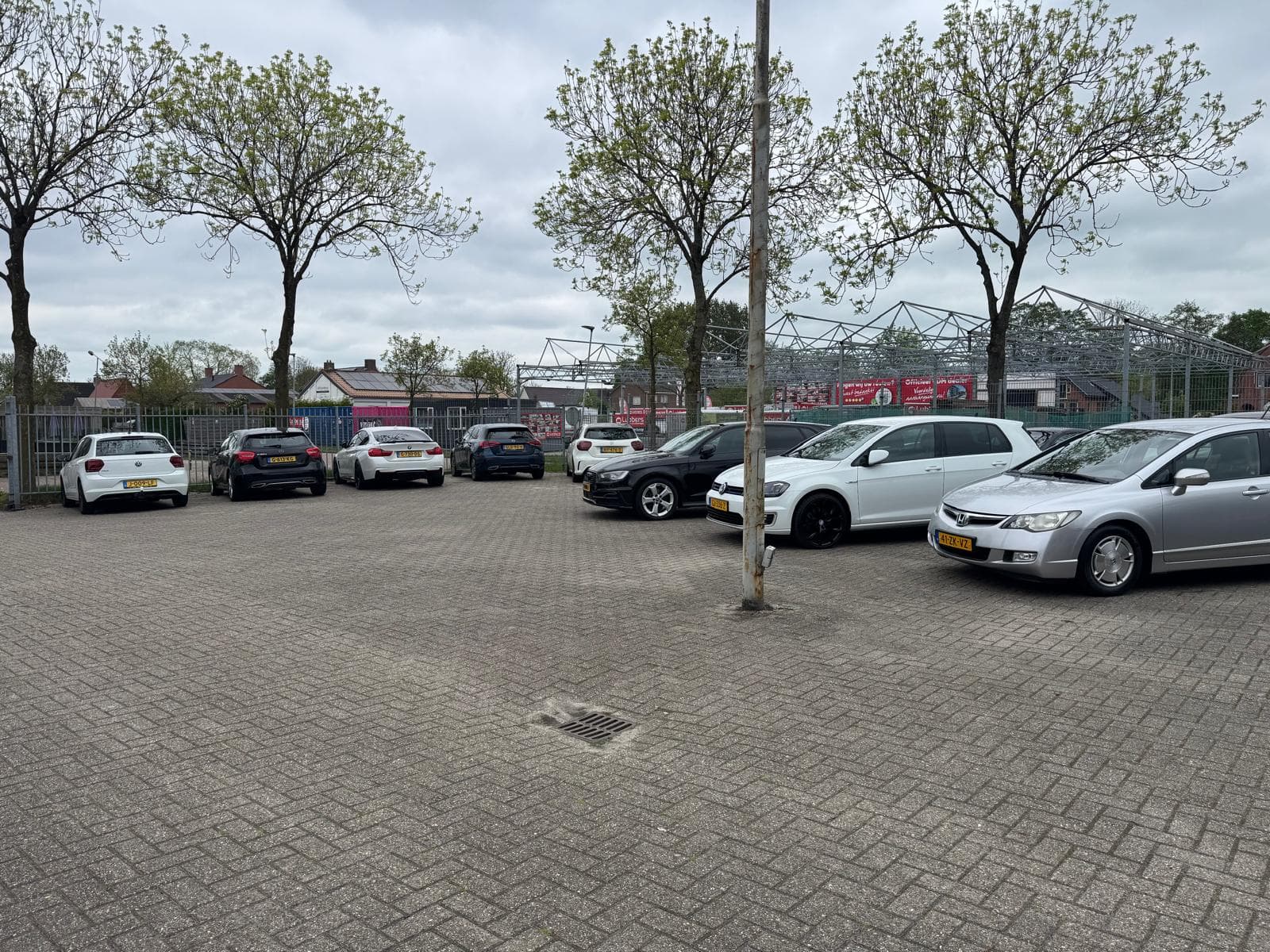 Impressie van het terrein van Yeussef Auto's 2
