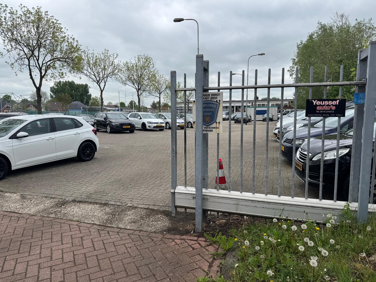 Impressie van het terrein van Yeussef Auto's 4