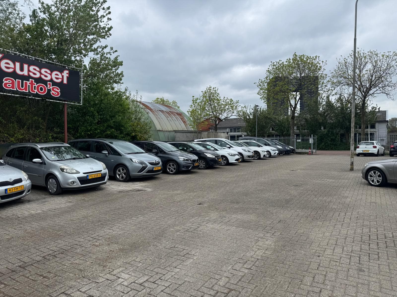 Impressie van het terrein van Yeussef Auto's 5
